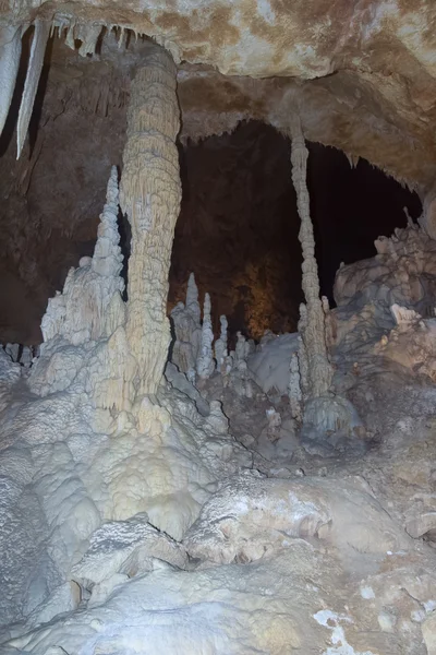 San Antonio, TX / EUA - por volta de fevereiro de 2016: Estalactites em Natural Bridge Caverns perto de San Antonio, Texas — Fotografia de Stock