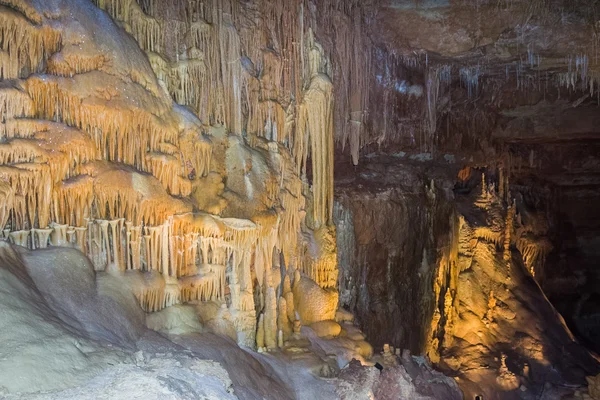 San Antonio, TX / USA - circa febrero 2016: Stalactites in Natural Bridge Caverns near San Antonio, Texas —  Fotos de Stock