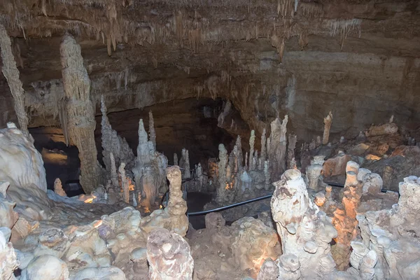 San Antonio, TX / EUA - por volta de fevereiro de 2016: Estalagmites em Cavernas de Ponte Natural perto de San Antonio, Texas — Fotografia de Stock