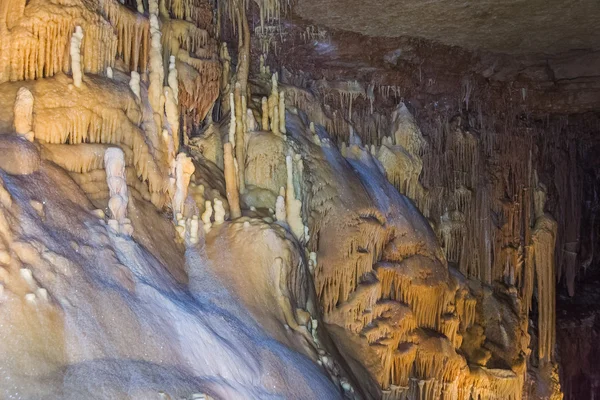 San Antonio, TX / USA - circa febbraio 2016: Stalattiti e stalagmiti nelle Caverne del Ponte Naturale vicino a San Antonio, Texas — Foto Stock