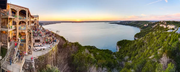 Austin, Tx/ABD - Şubat 2016 yaklaşık: Panorama göl gün batımında Oasis Restaurant Austin, Teksas Travis