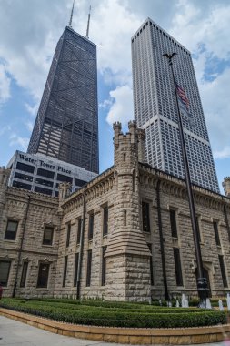 Chicago, Il/ABD - Temmuz 2015 yaklaşık: John Hancock Merkezi ve Water Tower Place Chicago, Illinois