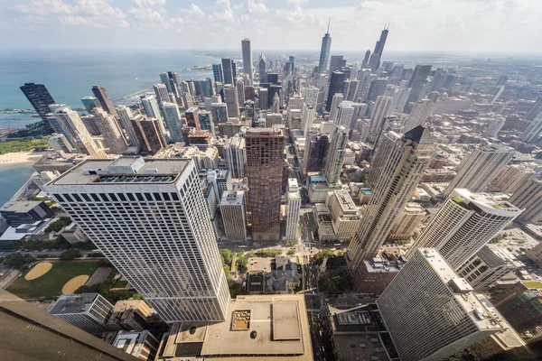 Chicago, IL / USA - sekitar Juli 2015: Pemandangan Downtown Chicago dari John Hancock Tower — Stok Foto