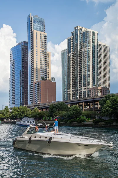 Chicago, IL / USA - circa Julio 2015: Edificios residenciales de lujo de gran altura en el centro de Chicago a lo largo de River Esplanade, Illinois — Foto de Stock