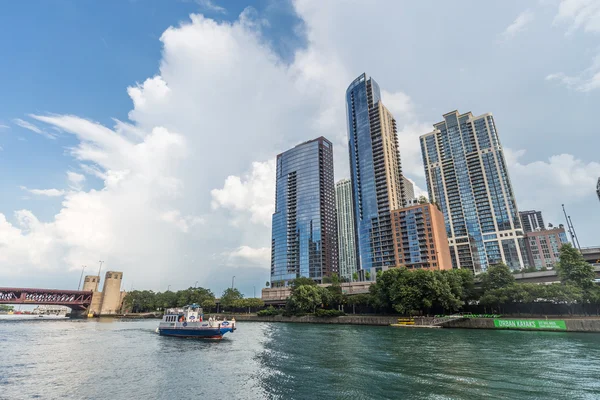 Chicago, IL / USA - sekitar Juli 2015: Bangunan-bangunan penghunian mewah di pusat kota Chicago di sepanjang Sungai Esplanade, Illinois — Stok Foto