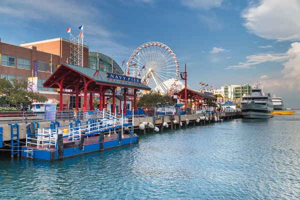 Chicago, IL / USA - circa Julio 2015: Navy Pier en Chicago, Illinois — Foto de Stock