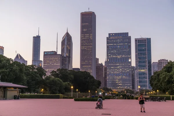 Chicago, IL / USA - circa Julio 2015: Vista del centro de Chicago desde Grant Park, Illinois —  Fotos de Stock