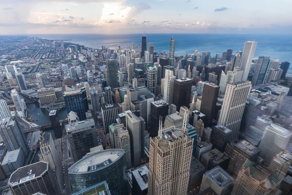 Chicago, IL / USA - sekitar Juli 2015: Pemandangan Downtown Chicago dari Willis Tower — Stok Foto