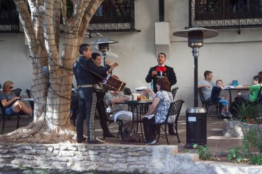 San Antonio, Tx/ABD - Kasım 2015 yaklaşık: Meksikalı grup nehir yürümek San Antonio, Texas, restoranın içinde turistler için çalış