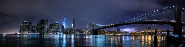 New York City, Ny/ABD - Temmuz 2015 yaklaşık: Panorama Brooklyn Köprüsü ve gece aşağı Manhattan