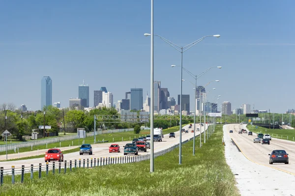 Dallas, TX / EUA - por volta de abril de 2009: Downtown Dallas, Texas, visto da Interstate Highway 45 — Fotografia de Stock