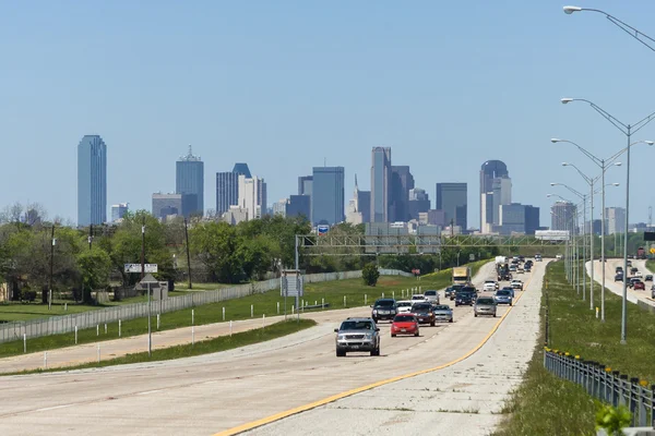 Dallas, TX / USA - vers avril 2009 : Downtown Dallas, Texas vu de l'autoroute Interstate 45 — Photo