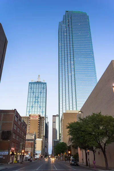 Dallas, Tx/Usa - omstreeks April 2015: Elm Street in het centrum van Dallas, Texas — Stockfoto