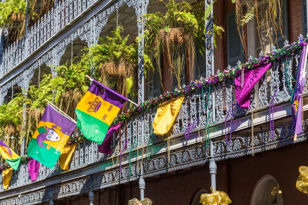 Demir iskelet galerileri Fransız Mahallesi sokak üzerinde Mardi Gras için New Orleans, Louisiana'da dekore edilmiş
