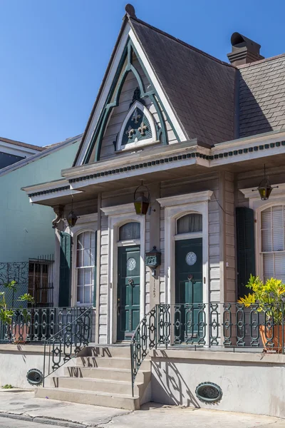 Old House on the Streets of French Quarter decorated for Mardi Gras in New Orleans,  Louisiana — Stock Photo, Image