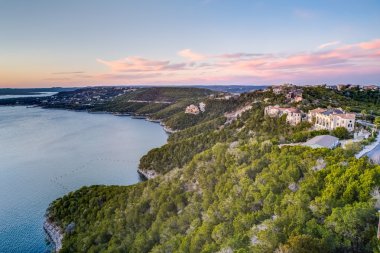 Austin, Teksas Travis Gölü kıyısında lüks evler