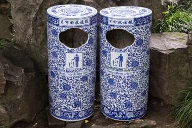 Suzhou, Çin için klasik bahçesinde porselen çöp kovası