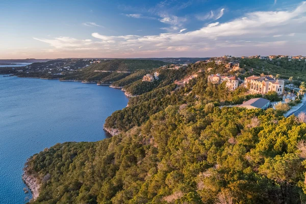 Austin, Teksas Travis Gölü kıyısında lüks evler