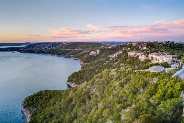 Austin, Teksas Travis Gölü kıyısında lüks evler — Stok fotoğraf