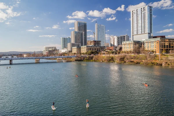 Panorama del centro de Austin y gente haciendo kayak en el río Colorado — Foto de Stock