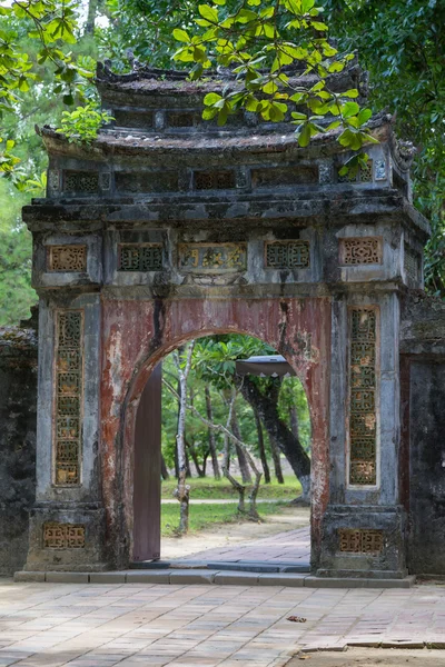 Puerta vieja en la tumba imperial de Minh Mang en Hue — Foto de Stock
