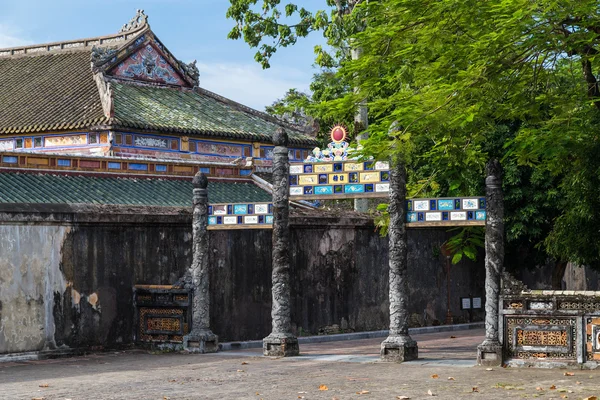 Puerta en el Palacio Real Imperial de la dinastía Nguyen en Hue — Foto de Stock
