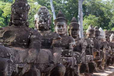 Heykeller Köprüsü ve güney kapısında Angkor Thom, Cambodia