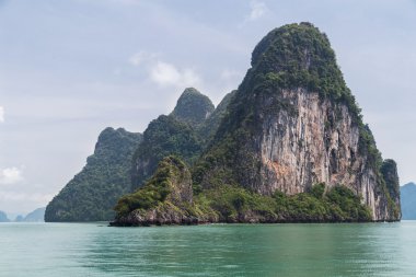 Kireçtaşı uçurumun Andaman Denizi Adaları, Phang Nga Bay, Tayland