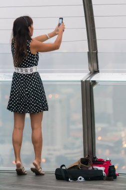 Sevimli genç kız bir selfie fotoğraf resim ünlü konumda açık yapar