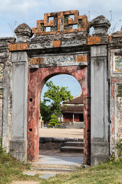 Puerta antigua en el Palacio Real Imperial de la dinastía Nguyen en Hue — Foto de Stock