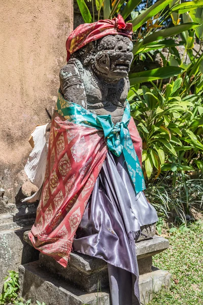Балийские индуистские статуи во дворце Убуд, Гяньяр, Бали — стоковое фото