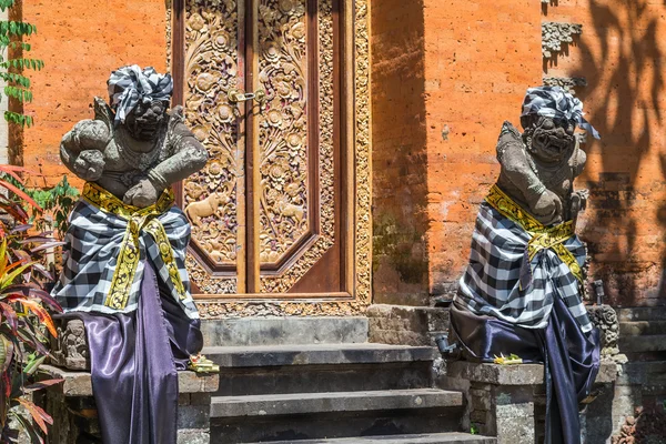 Estatuas hindúes balinesas en Ubud Palace, Gianyar, Bali — Foto de Stock
