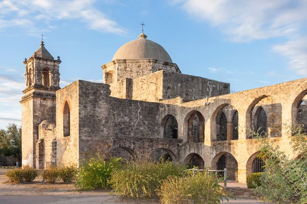 Convento e Arcos de Missão San Jose em San Antonio, Texas ao pôr do sol — Fotografia de Stock