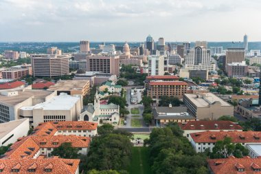 Hava şehir panoraması Austin ve Ut Austin Ana Binası (Tower Teksas Eyaleti Meclis Binası)