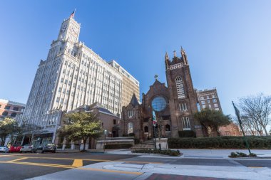 Jackson, Ms/ABD - Şubat 2016 yaklaşık: şehir merkezinde Lamar hayat bina ve St Andrew's Episcopal Katedrali Jackson, Mississippi