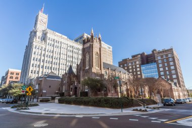 Jackson, Ms/ABD - Şubat 2016 yaklaşık: şehir merkezinde Lamar hayat bina ve St Andrew's Episcopal Katedrali Jackson, Mississippi