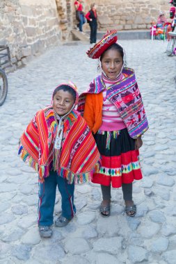 Ollantaytambo, Peru - Haziran 2015 yaklaşık: çocuklarda Perulu giyim Ollantaytambo, Peru