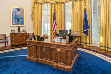 Little Rock, Ar/ABD - Şubat 2016 yaklaşık: Beyaz Saray'nın Oval Ofis'te William J. Clinton başkanlık, yinelemedeki tablo Merkezi ve Kütüphane Little Rock, Arkansas