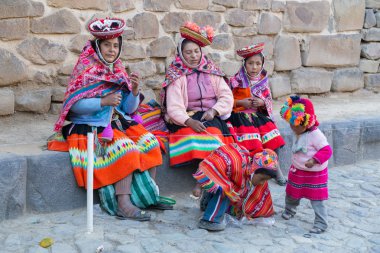 Ollantaytambo, Peru - Haziran 2015 yaklaşık: kadın ve çocuklarda Perulu giyim Ollantaytambo, Peru