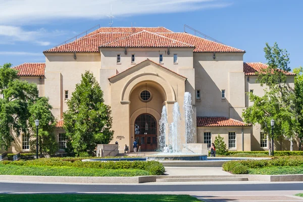 パロ ・ アルト、カリフォルニア州/アメリカ合衆国 - 2011 年 6 月頃: 建物、路地や、カリフォルニア州パロアルトのスタンフォード大学キャンパスの噴水 — ストック写真