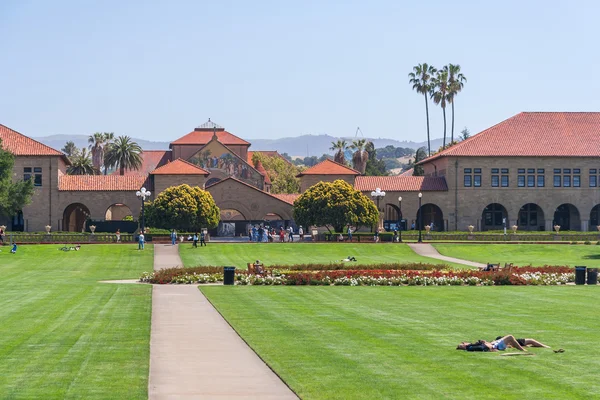 Palo Alto, Ca/Usa - omstreeks juni 2011: de Campus van de Universiteit van Stanford in Palo Alto, Californië — Stockfoto