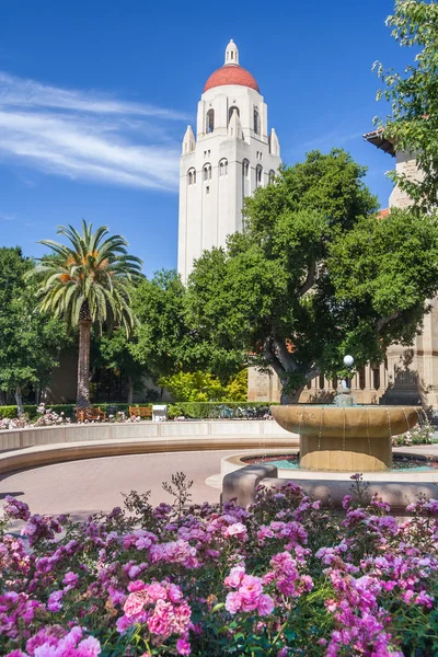 Palo Alto, CA / USA - circa Junio 2011: La Institución Hoover en el Campus de la Universidad de Stanford en Palo Alto, California — Foto de Stock