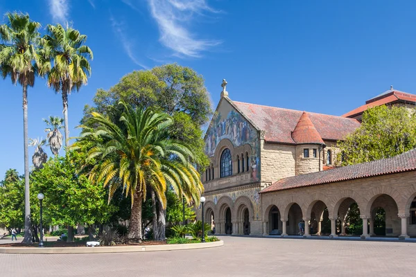 Palo Alto, Californie / États-Unis - vers juin 2011 : Memorial Church in Main Quad of Stanford University Campus à Palo Alto, Californie — Photo
