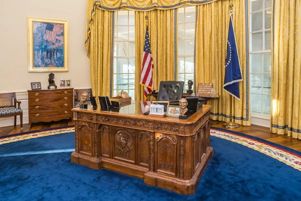 Little Rock, Ar/ABD - Şubat 2016 yaklaşık: Beyaz Saray'nın Oval Ofis'te William J. Clinton başkanlık, yinelemedeki tablo Merkezi ve Kütüphane Little Rock, Arkansas