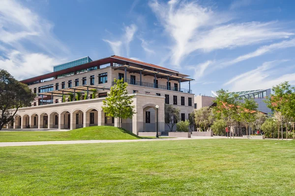 Palo Alto, CA / USA - circa June 2011: Buildings, Alleys and Fountains of Stanford University Campus in Palo Alto, California — стоковое фото