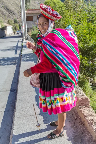 Ollantaytambo, Perú - circa junio 2015: Mujer con ropa tradicional peruana en Ollantaytambo, Perú — Foto de Stock