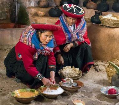 Ollantaytambo, Peru - Haziran 2015 yaklaşık: geleneksel Perulu giysili kadınlar Lama ve alpaka yün yakınındaki Cusco, Peru için doğal boya kullanın