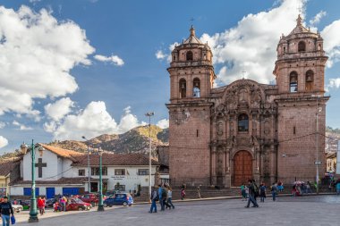 Cusco, Peru - Haziran 2015 yaklaşık: Aziz Peter Kilisesi ve Plaza San Pedro: Cusco, Peru