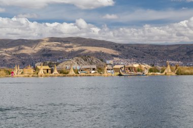 : Puno, Peru - Haziran 2015 yaklaşık: Uros yüzen ada ve Titikaka Gölü köyü yakınlarında: Puno, Peru