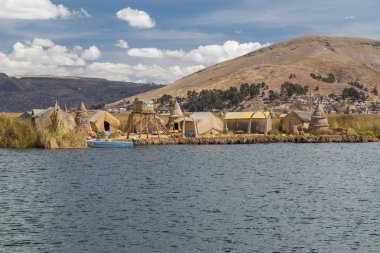 : Puno, Peru - Haziran 2015 yaklaşık: Uros yüzen ada ve Titikaka Gölü köyü yakınlarında: Puno, Peru